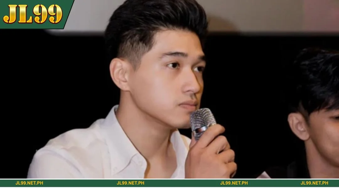 Richard Mauricio received the Innovative CEO Award at an international event